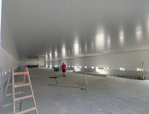 Podhled novostavby haly pro chov drůbeže